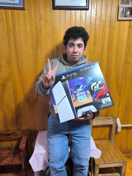 Miembro de la comunidad Premia2 con su premio
