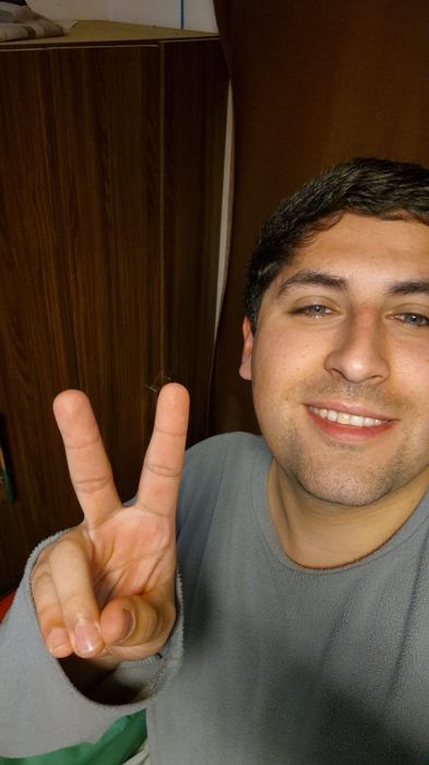 Miembro de la comunidad Premia2 con su premio