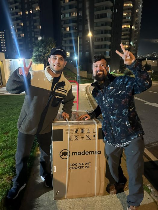 Miembro de la comunidad Premia2 con su premio