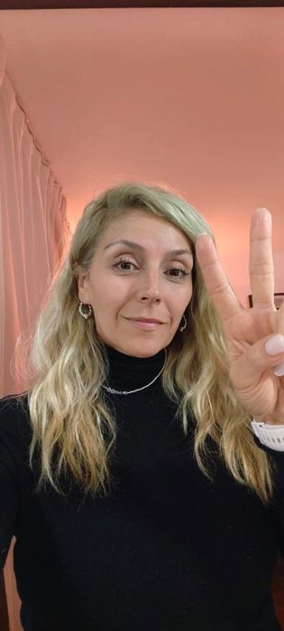 Miembro de la comunidad Premia2 con su premio