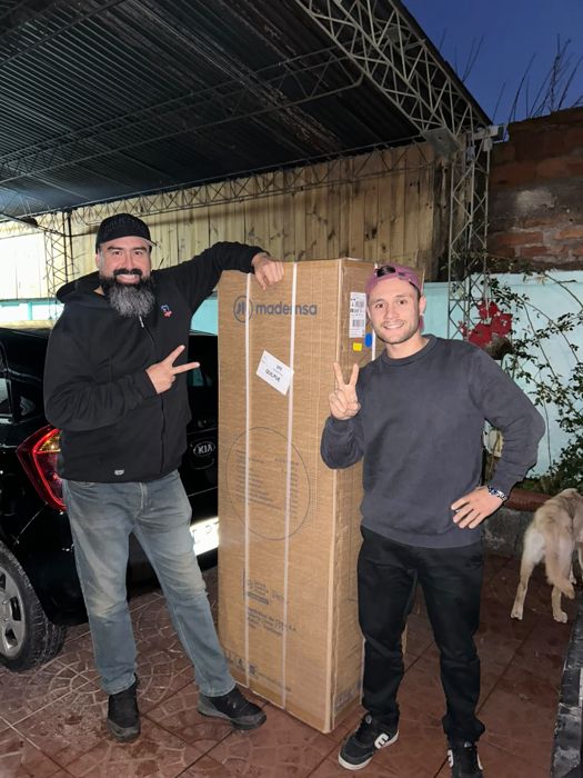 Miembro de la comunidad Premia2 con su premio