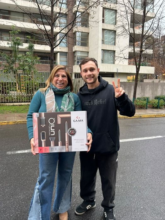 Miembro de la comunidad Premia2 con su premio