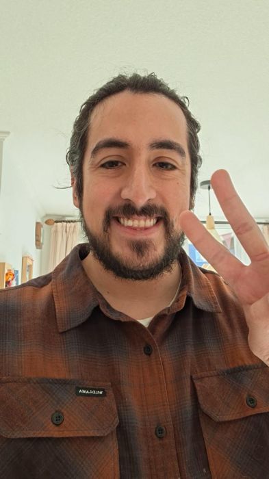 Miembro de la comunidad Premia2 con su premio